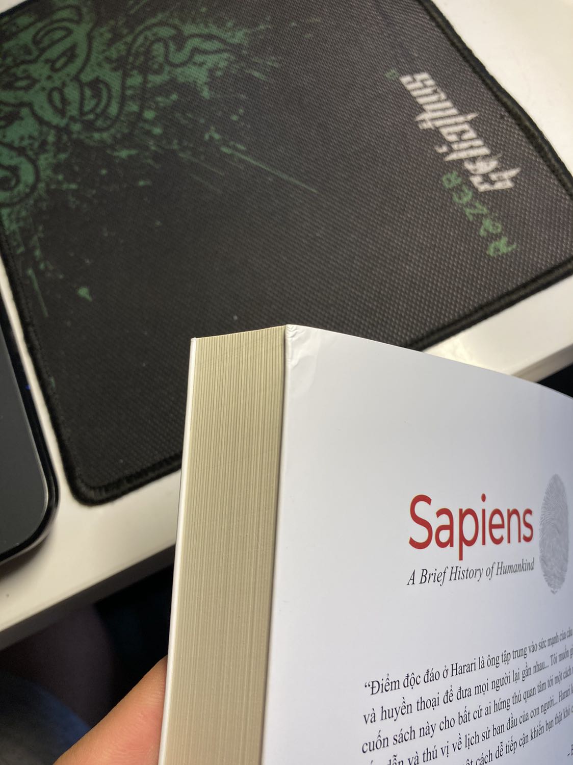 Sách đen thì không được bookcare , còn sách trắng thì có. Liệu có phải do mình mua gói hội viên tiki nhưnh ko có bookcare nên không được không. Sách đen có hơi xước bên ngoài .
Sách trắng bị hơi bẹp 1 số chỗ . Nội dung sách hay , sách dày bìa đẹp