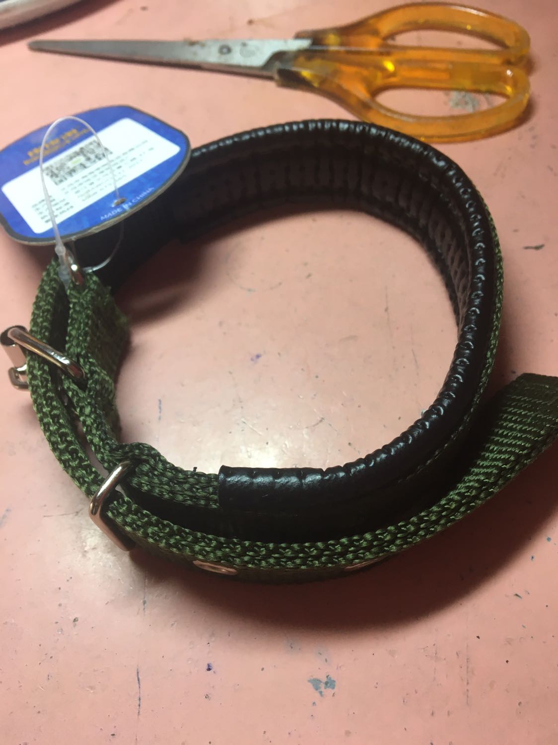 Giao hàng sớm hơn dự kiến, vòng cổ mình chọn là size S cho hai bé *** 8kg có cổ là 28-29 cm. Mình lấy màu xanh rêu, hôm nay khui ra đeo thử thì quá ưng ý luôn, có nhiều lỗ đục để thay đổi kích thước khi *** lớn lên nên không sợ bị siết cổ. Nói chung là ưng lắm !