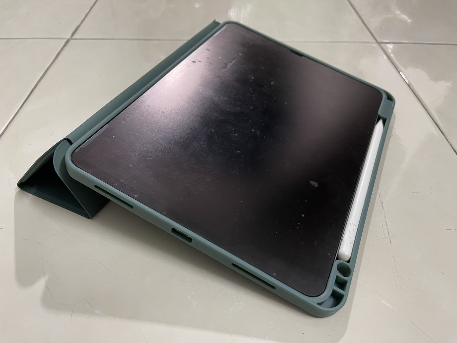 Vỏ ôm vừa vặn với iPad, tuy nhiên hơi mềm, nếu cầm ở góc dễ cong, rơi iPad ra ngoài