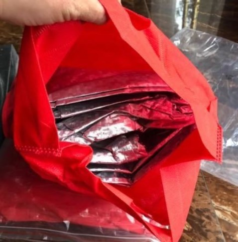 Cuối cùng cũng nhận được hàng. Nhanh phếts. Mk đặt 2 đơn . Đơn này sau. Mà hàng đến trước. Hài ghê. Nhưng cũng ok phết. Rộng. Che dk phủ hết xe. Mong là dùng lâu dài. Giống hình nhé. Bạt làm xe đỡ bị nhiệt cao, nên cảm giác hiệu quả! tráng nhôm mấy lớp nên dày