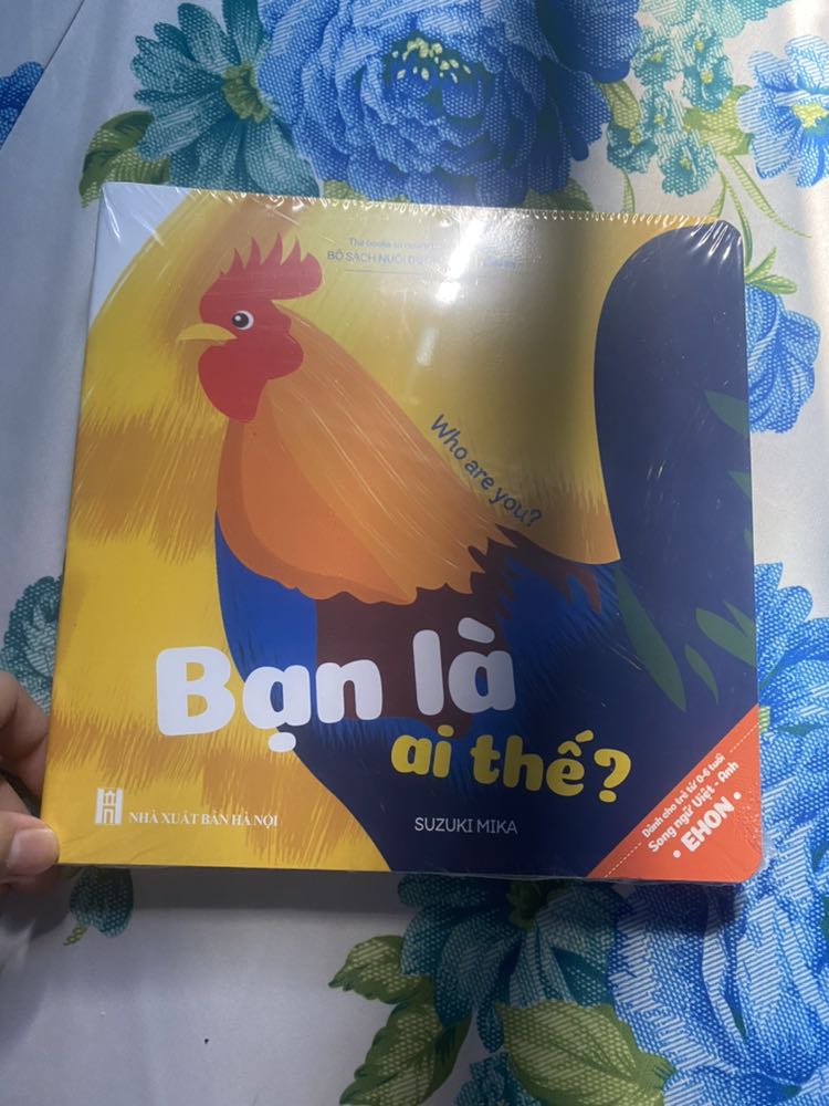 Sách mới đẹp, đóng gói bằng giấy rất đẹp mắt, bên trong vẫn có chống sốc, hàng nguyên vẹn nên mua, giá rẻ hơn shop khác, bé mình 3M đọc rất chăm chú