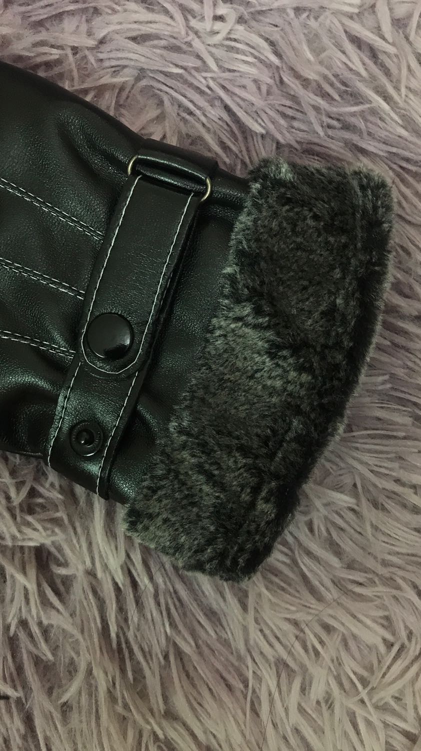 Gang tay đẹp. Da bóngđộ co giãn tốt. Đường may chắc chắn. Thiết kế được biệt cho phép thoải mái dùng điện thoại cảm ứng luôn. Găng tay ấm tiện dùng. Lớp bên trong giống như nhung ấy đeo rất dễ chịu và ấm, không có cảm giác cấn tay. Sản phẩm tốt 5 sao.