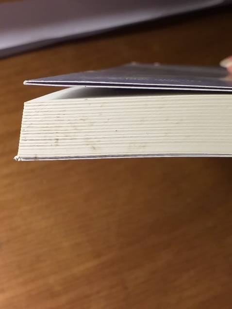 Shop đóng gói không được cẩn thận lắm, hộp bị móp, bọc chống sốc thì không bọc hết toàn  bộ quyển, may mà không ảnh hưởng. Sách thì có lớp bụi nhẹ, mặt trên như có vết xước, trang sách thì có vết ố (giống hình). Được mỗi cái giao hàng nhanh nên cho 2 sao thôi.