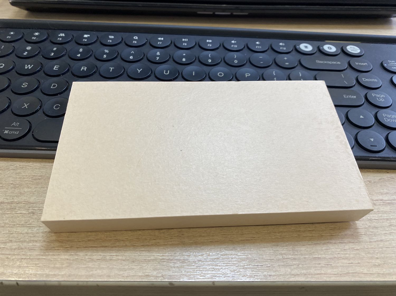 Giao hang sieu nhanh. Dây đồng hồ làm rất tỷ mỉ. Màu xanh này tươi thêm xíu là đẹp