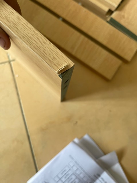 Cạnh góc bị trầy xước quá nhiều v.v…