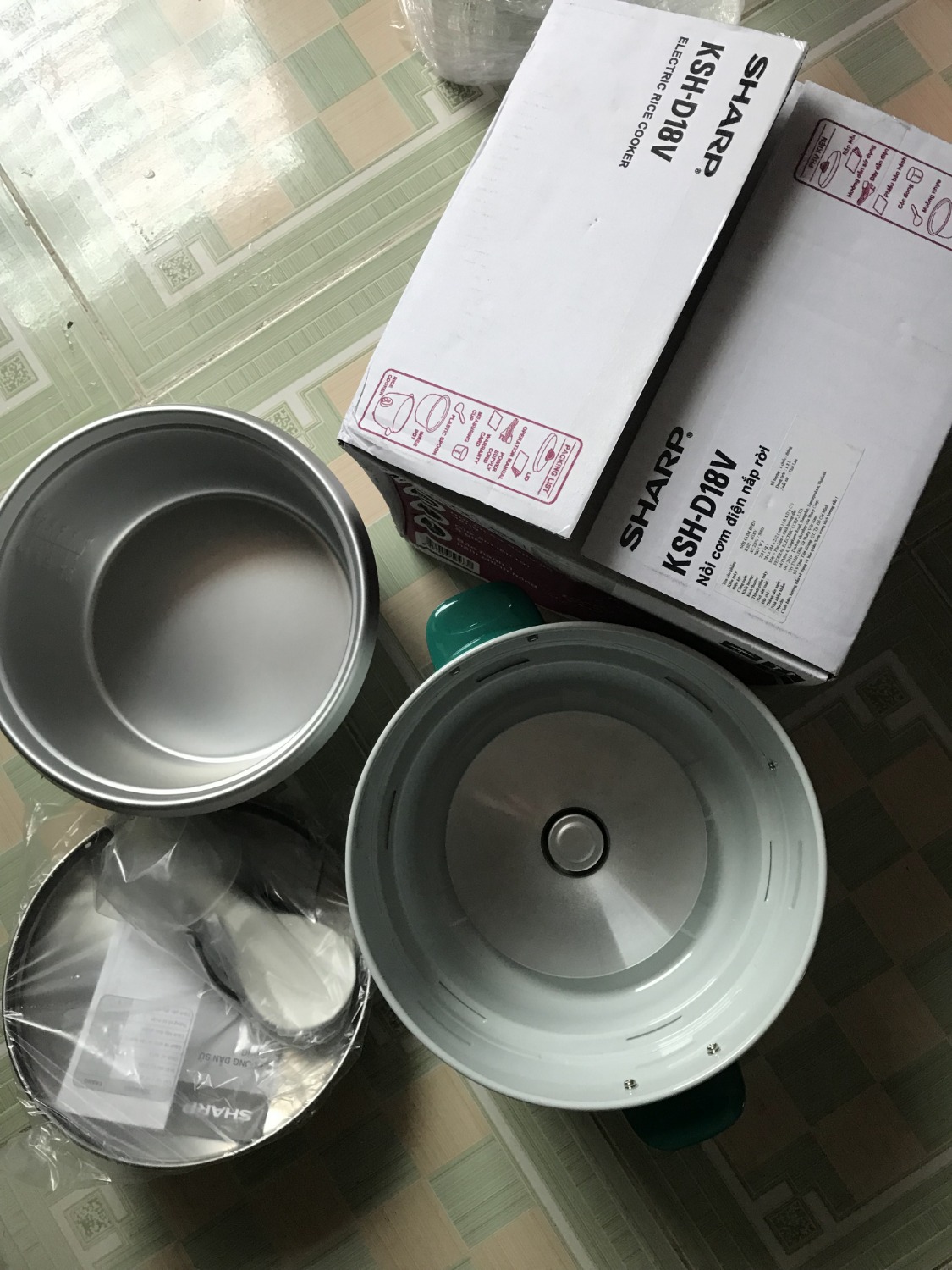 Mình đã mua nồi cơm điện này mới đây và nhận nó sớm hơn 2 ngày so với dự kiến, mình thấy nhân viên giao hàng tận nơi, thân thiện, hàng hóa được đóng gói kĩ càng, có giấy bảo hành cho sản phẩm luôn, mình mới sài nên cũng không biết nó tốt hay không nhưng thấy đóng gói kỹ càng sạch sẽ, có nhãn mác cũng yên tâm hơn phần nào, bán hàng sản phẩm uy tín thì nhất định người dùng sẽ tin dùng thôi, chúc cửa hàng ngày càng phát triển hơn nữa nhé !