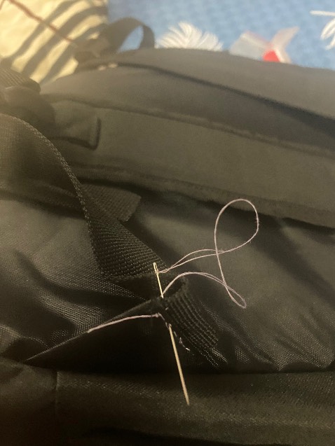 Ba lô mới mang 1 lần đựng 1 bộ đồ đi chơi mà bị đứt quai. Chất lượng kém.