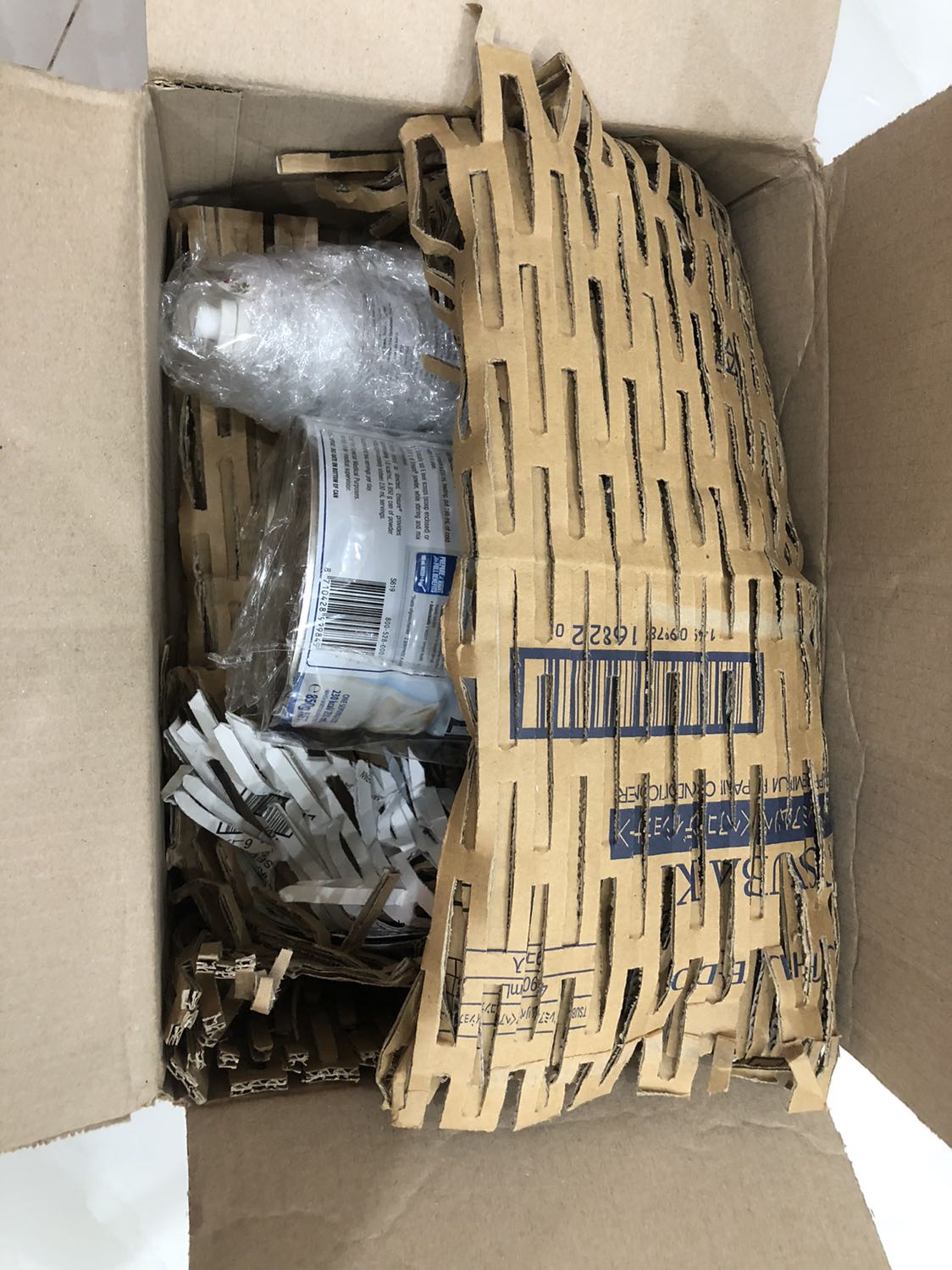 - Giao hàng: Siêu nhanh nhé. Mình đặt tối 12/12, tới sáng sớm 14/12 đã có shipper Tiki gọi giao hàng rồi.

- Đóng gói: Tốt. Mình có đặt riêng lẻ 3 hộp, có 2 hộp được chèn giấy chống sốc và 1 hộp không. Tất cả đều được giao nguyên vẹn từ hộp sữa bên trong tới hộp giấy bên ngoài.

- Giá: Ưu đãi tốt. Mình đặt vào 12/12 sale lớn, được shop lẫn Tiki hỗ trợ với giá cực yêu 554k/hộp sữa. Và được tặng kèm chai cồn rửa tay sát khuẩn nhập khẩu Úc.

- Chất lượng: Chính hãng. Mình chưa uống bao giờ nhưng mẹ mình kiểm tra vỏ ngoài dựa theo thói quen mua hàng thường xuyên, có uống thử và thấy mùi vị chuẩn sữa Ensure thơm ngon. 

- Điểm trừ: HSD hơi gần. Mình có nhắn tin hỏi shop về HSD khi đã đặt đơn và được shop báo là T2/2023. Nhưng tới khi mở ra thì date là T11/2022. Mình hơi ba chấm một chút thôi chứ không thấy vấn đề này ảnh hưởng gì quá lớn, vì vài ba hộp sữa ba mẹ mình uống 1,2 tháng là hết. Mình viết đánh giá để shop chú ý check lại với nhân viên đóng hàng trước khi báo khách.

=> Tổng quan lại: Giá rất ưu đãi, hàng chính hãng, đóng gói tốt, giao siêu nhanh, còn được tặng kèm quà nữa, nhân viên trả lời tin nhắn nhanh. Mẹ mình dặn mình nào uống hết thì sẽ tiếp tục đặt bên shop nữa á.