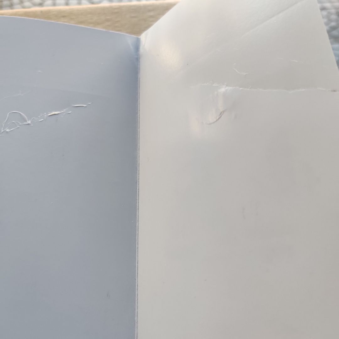 Giao hàng nhanh, hình thức không được đẹp, bìa trước và sau bị gập gãy rất mất thẩm mỹ. Lần đầu tiên cảm thấy không hài lòng như vậy