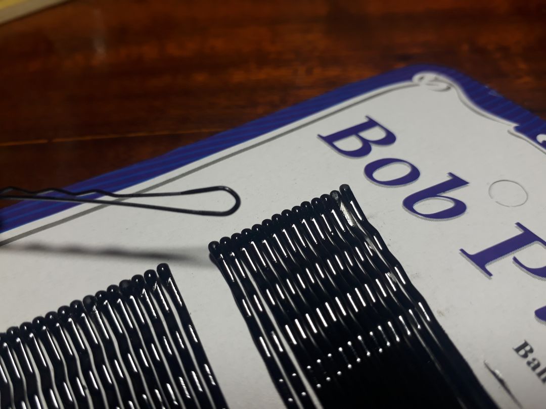 Kẹp màu đen đẹp , đúng ý , có cái độ dài thì ok nhưng độ dày thì hơi mỏng . nếu mỏng như này thì sẽ dễ gãy . với lại gói hộp nhỏ thôi. hộp to quá so với hàng ( cái này góp ý thêm ) . giao hàng nhanh