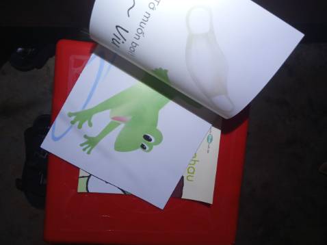 Đọc sách giúp bé mình hiểu đc nhiều điều về khẩu trang hơn, con cũng hợp tác ghê