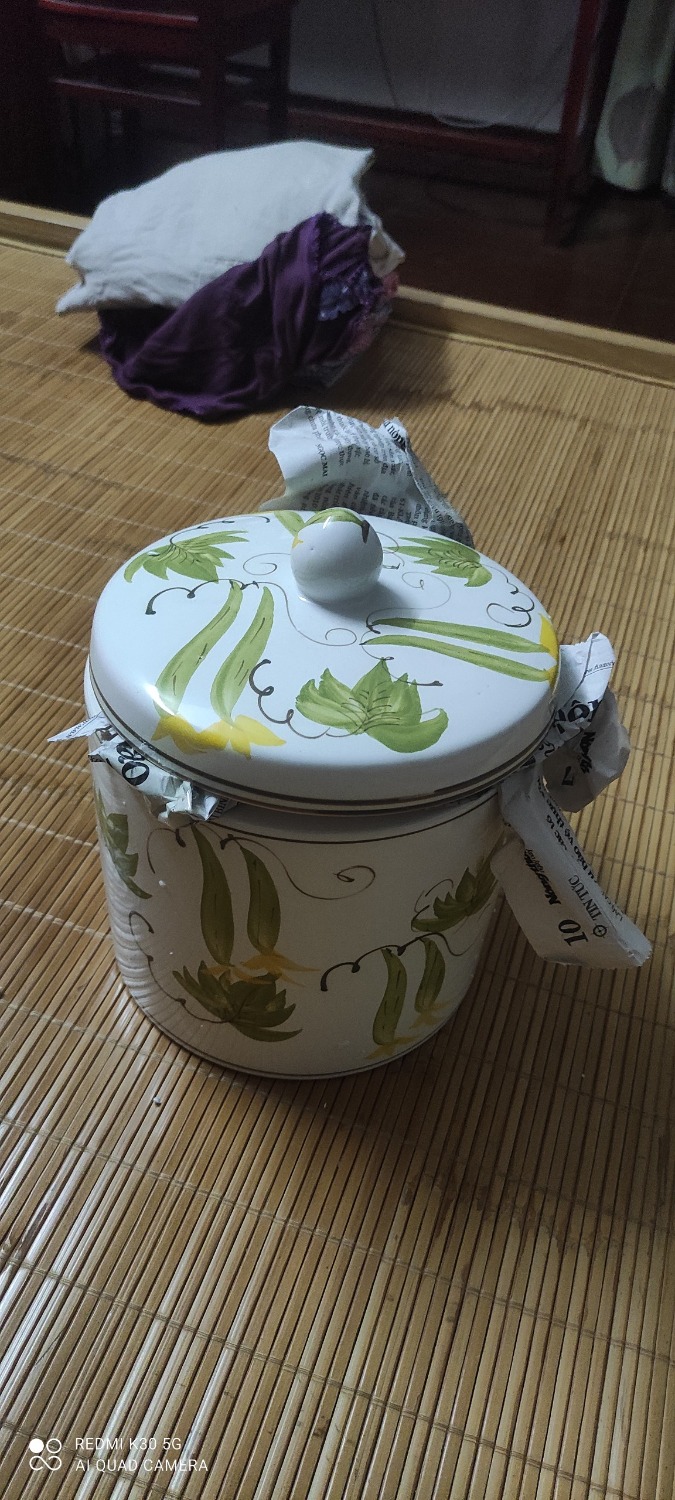 Giao hàng không đúng mẫu khách đặt. Thái độ nhân viên giao hàng không tốt. Mẫu đặt một đằng giao một néo. Mẫu màu lam hoa cúc giao  cho khách thì màu khác xanh nõn chuối nhạt không đúng