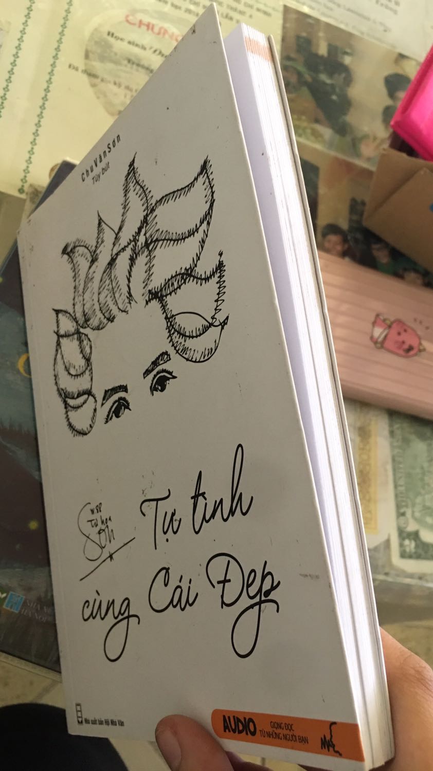 Mình đã một lần mua quyển của tác giả Chu Văn Sơn, không vấn đề gì, sách mới và đẹp. Lần này mua lại thì thật sự sốc vì quyển sách mình nhận được lem luốc vết bẩn, gáy sách lại gãy,bám bụi. Rất mong Tiki xem xét và giải quyết vấn đề này càng sớm càng tốt.