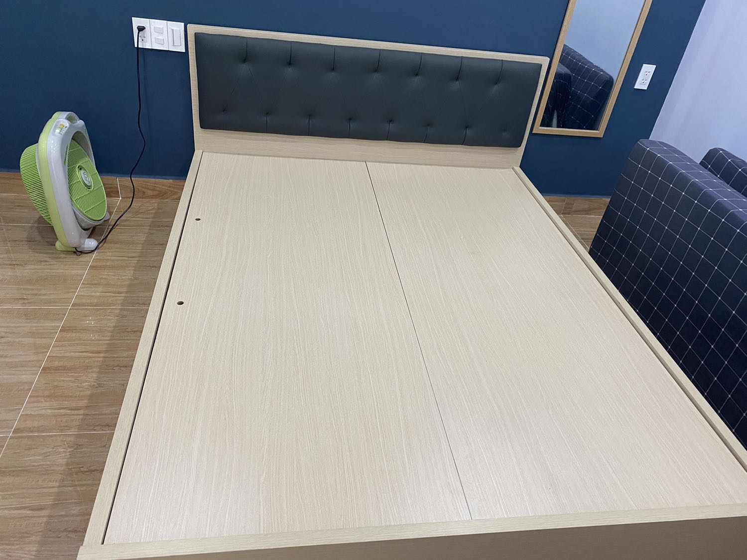 Giường đẹp,chắc chắn,nhân viên lắp ráp tận tình.Nhưng các hộc kéo khó kéo ra kéo vào lắm ạ.Mình quên kiểm tra lúc mấy anh còn ở đó lúc về kiểm tra thì cũng ko được j :(