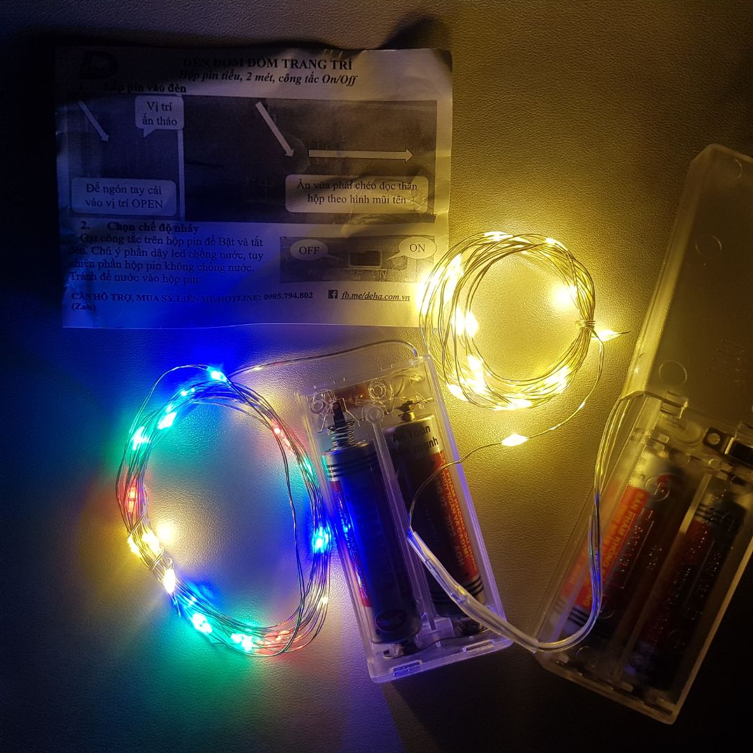 Đèn đẹp, bền chắc chắn, giá hợp lý. Dây led nhỏ, màu bạc kẽm trang trí trông rất sang, tinh tế. Dùng pin tiểu khá tiện, an toàn, không cần dòng điện. Có công tắc bật tắt. Đèn không đi kèm pin, tuy nhiên pin tiểu đồng hồ khá rẻ, mình xuống tiệm tạp hóa là có ngay. Lần sau sẽ ủng hộ shop.