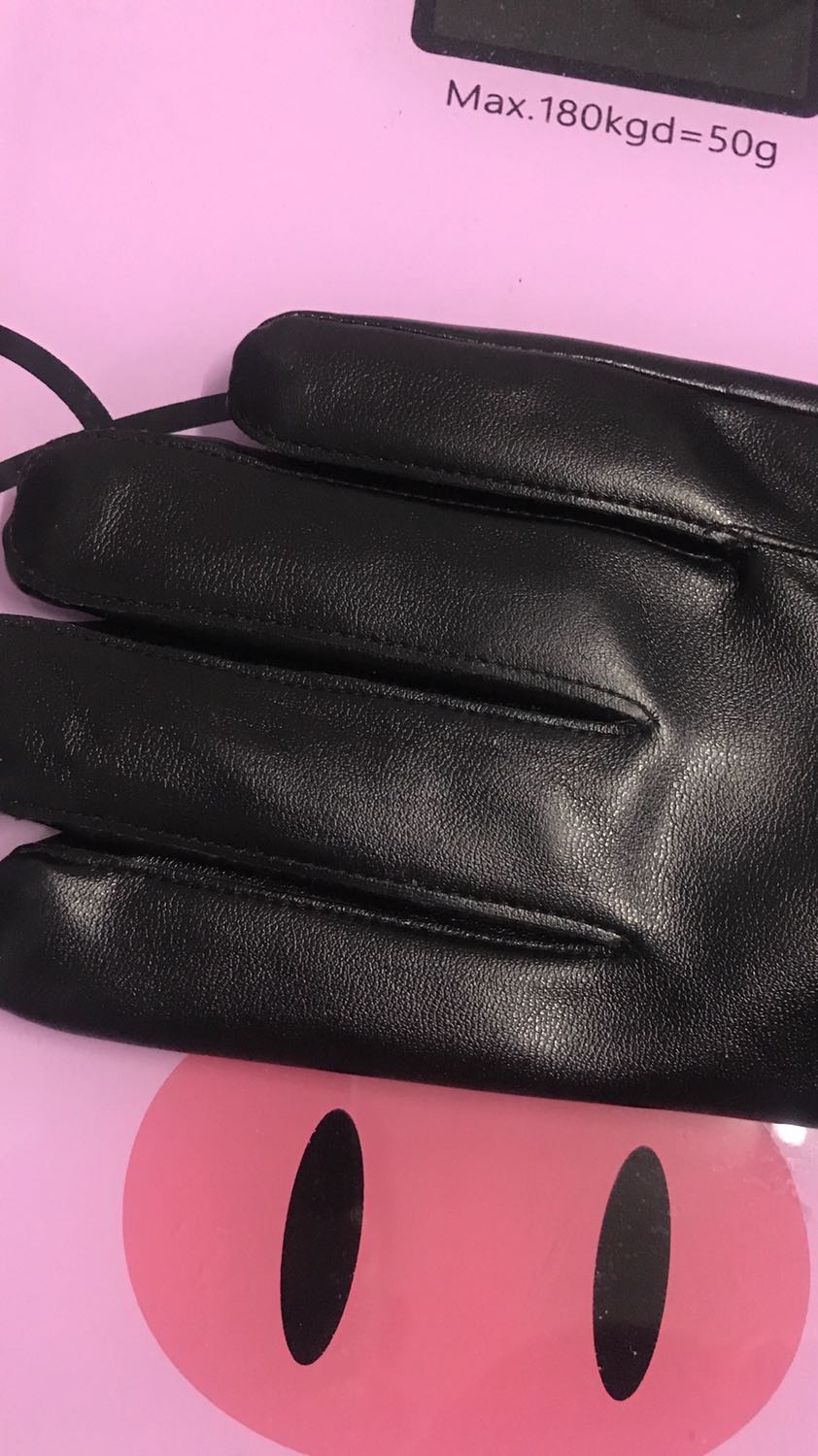 Găng tay mềm, co giãn tốt, đường may tỉ mỉ chắc chắn. Lớp da bóng đẹp mềm mại nữa. Lớp lót nỉ lông ở bên trong khi đeo cho cảm giác dễ vừa tay và dễ chịu. Shop giao hàng nhanh hai ngày là lấy được sản phẩm rồi. Uy tín, ủng hộ shop