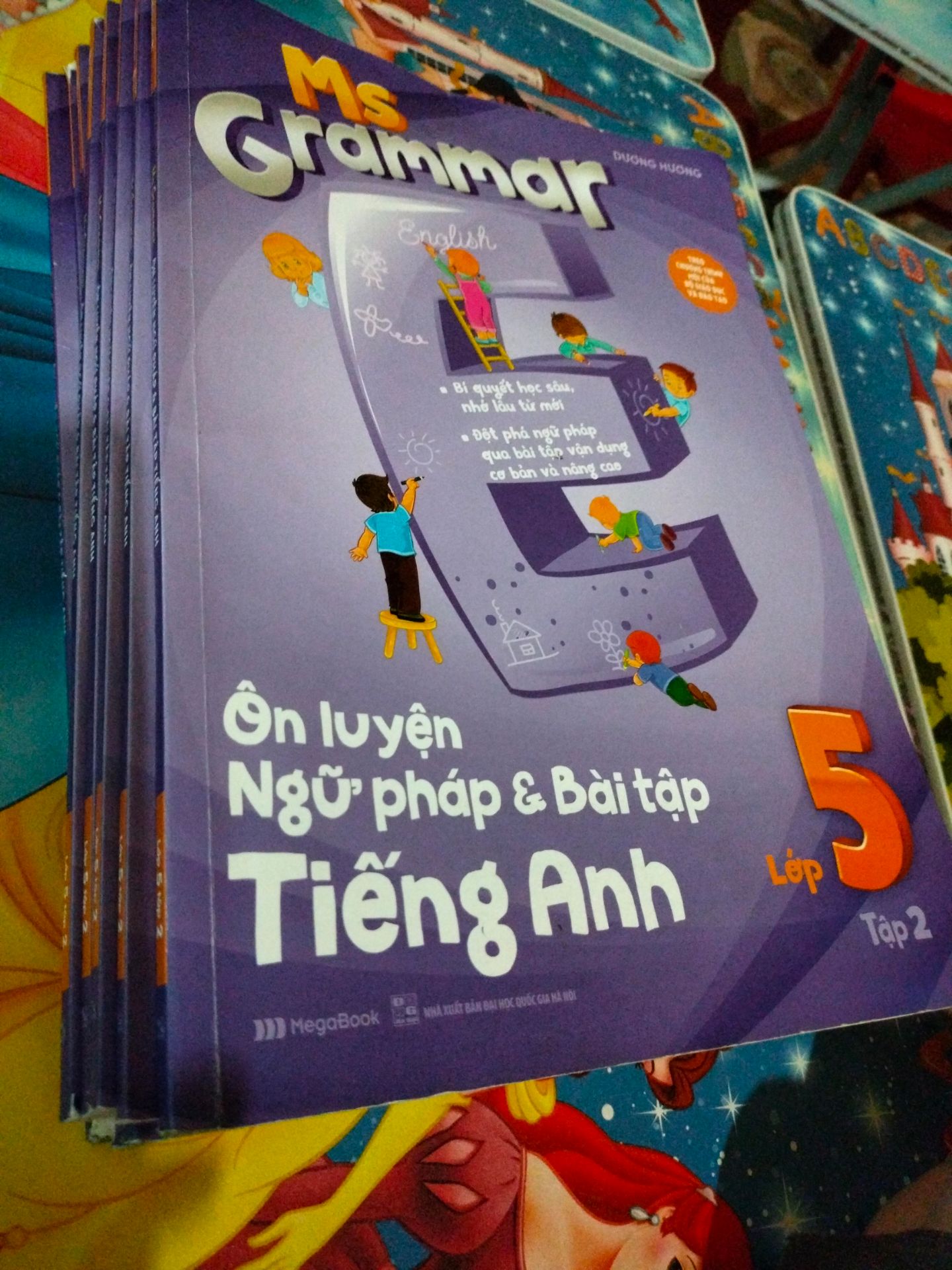 Về nội dung sách: sau một thời gian học sinh mình sử dụng đã thấy sự tiến bộ của các em. Sách phù hợp với các em muốn nắm chắc kiến thức trên lớp. Có từ vựng ( đầy đủ hình ảnh, phiên âm, dịch nghĩa Anh Việt ). Grammar: giải thích rõ ràng, dễ hiểu và kèm ví dụ. 
Về Tiki: Giao hàng nhanh, nhân viên giao hàng thân thiện. Tiki phản hồi và giải quyết các vấn đề mình gặp phải rất nhanh chóng và giải đáp tận tình. Sẽ tiếp tục ủng hộ tiki nhé.