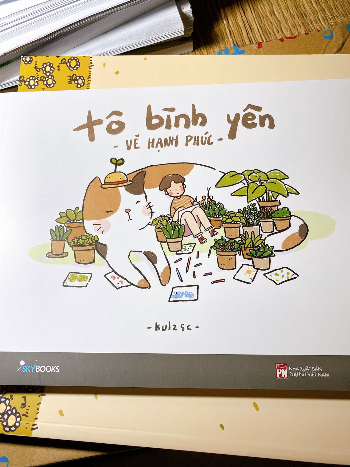 Giao hàng nhanh. Đóng gói cẩn thận. Được tặng kèm quyển sổ nhỏ đáng yêu (tiếc là quyển sổ bị in lằn mấy trang đầu) Nhưng cũng cảm ơn shop nhiều.  Sách tô màu của tác giả Kulzsc thì đáng yêu khỏi bàn rồi. Sách nguyên vẹn, không bị tì vết gì.