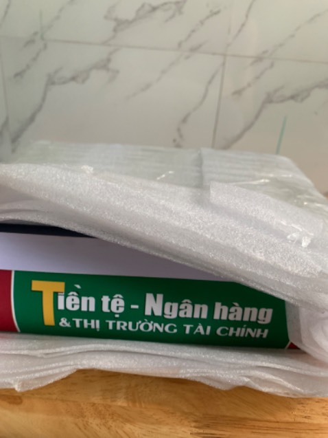 Shop này làm ăn rất quy tính, hàng lỗi là cho đổi ngay không tìm lý do này nọ để trốn tránh. Đóng gói rất kỹ và có tâm. Sách lỗi là do bên gia công không liên quan gì đến người bán nên gặp ai bán cho đổi trả khi hàng lỗi là mình yên tâm. Cảm ơn shop rất nhiều, hi vọng shop nhập thêm nhiều sách nữa để mình còn cơ hội ủng hộ