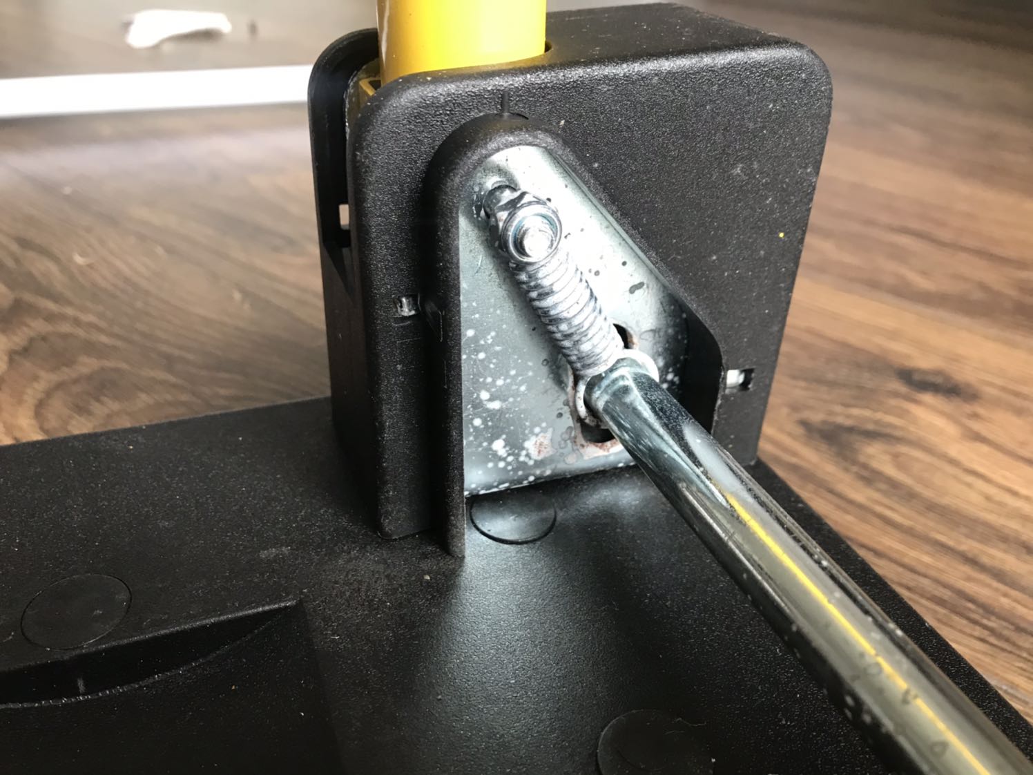 Các phần theop, ốc vít vừa nhận đã bị gỉ sét như hàng cũ.
Phần tay đẩy sau khi dựng lên thì không thể gập xuống được, không dễ dàng như quảng cáo