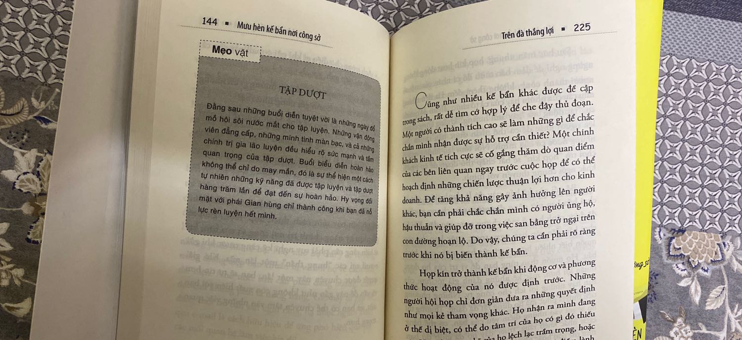 Không hiểu sách in kiểu gì mà số trang lộn tùng bậy lên, mất hẳn từ trang 145- trang 160 quyển sách nữa chứ ????