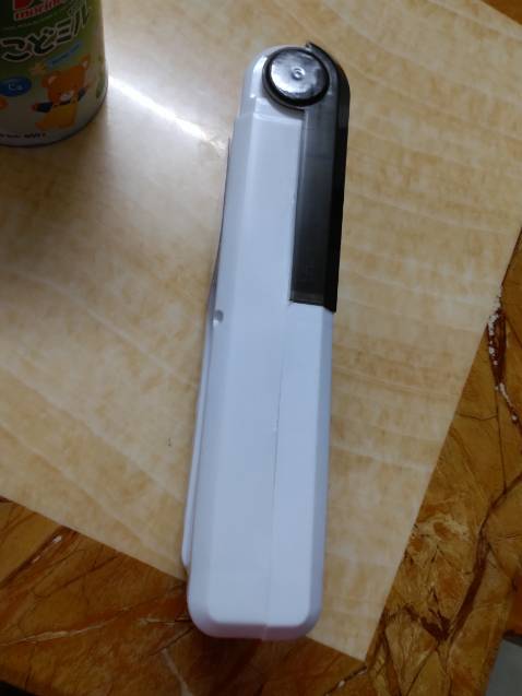 Chất lượng nhựa kém, vỏ móp không đều 2 bên. Điện phải cắm trực tiếp, không phải dạng sạc