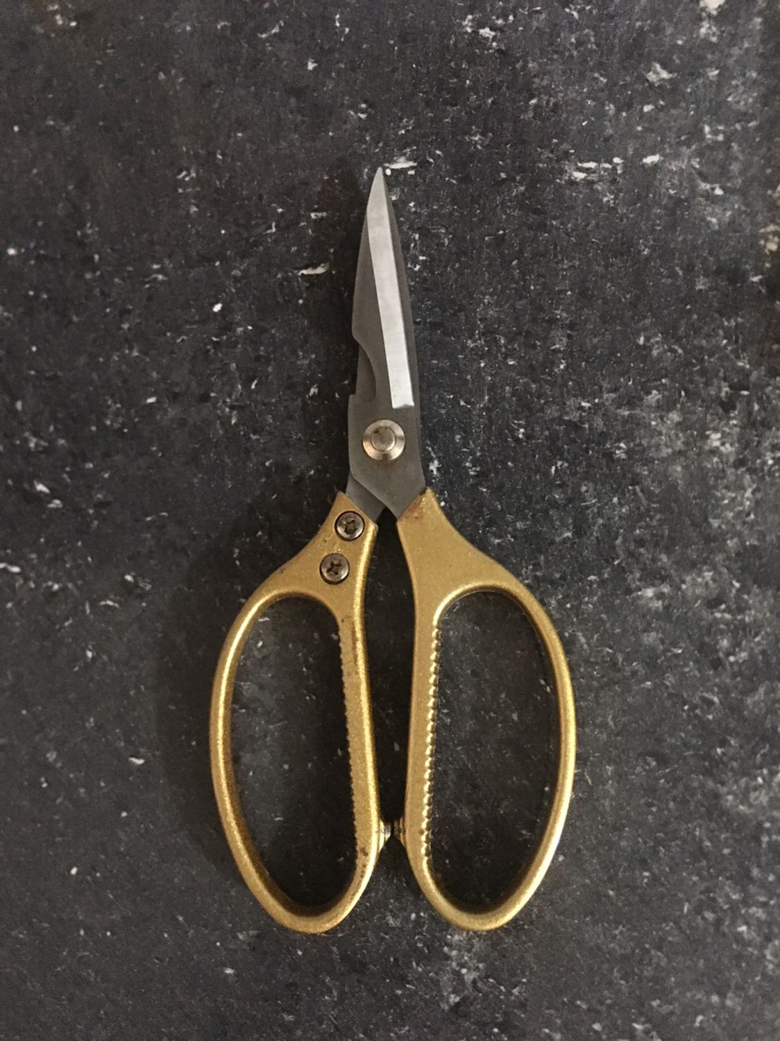 Rất tốt , căt cây cành to được, cắt thịt cá vẫn ok