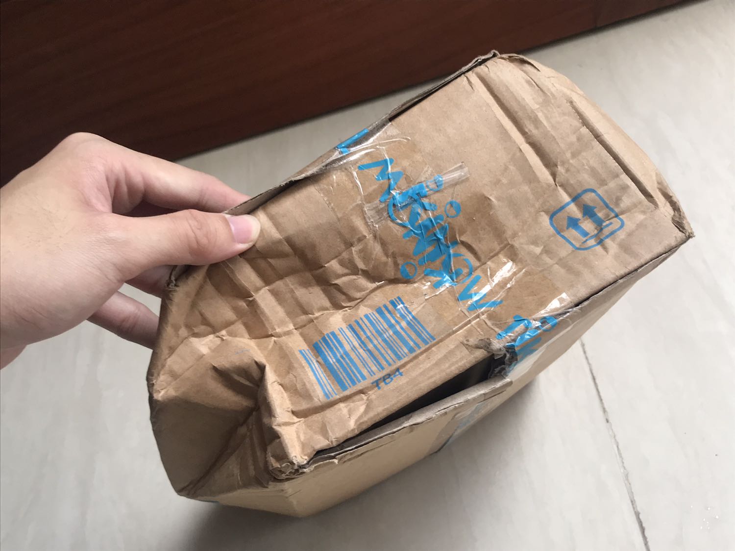 Chất lượng sách của Tiki luôn làm mình hài lòng. Nhưng thời gian gần mình nhận hàng với tình trạng hộp bị móp méo nhiều khi rách cả hộp. Mình nghĩ một phần do đơn vị giao hàng không cẩn thận, một phần do Tiki đóng gói không kỹ lưỡng như trước. Trước đây bỏ sách vào hộp, nếu k vừa sẽ được chèn thêm xốp rất chắc chắn, bây giờ thì không được như vậy nữa, hàng xếp nhiều dẫn đến tình trạng móp méo. 
Hy vọng Tiki sẽ đảm bảo chất lượng đóng gói như trước.