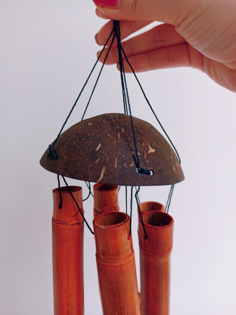 Chuông gió gáo dừa rất đẹp và tiếng kêu rất vui tai.