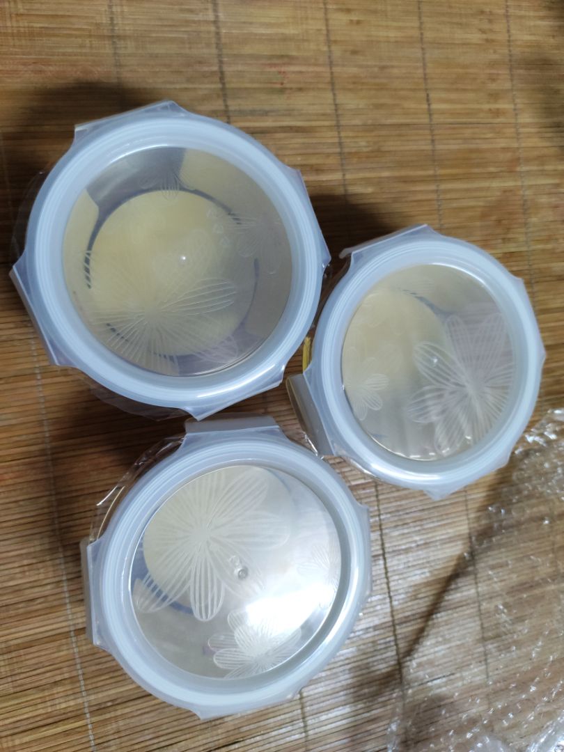 Hàng ko có tem trên nắp như hình minh họa. Mặt đáy thì hộp có tem nhãn thông tin, hộp thì không. Tem nhãn thông tin thì chữ in không sắc nét. Nghi ngờ hàng giả. Bộ hộp lock&lock trước đây mình mua ở siêu thị Vinmart có tem Oven màu đỏ trên nắp đậy như hình minh họa của sản phẩm và hộp nào cũng giống nhau chứ ko mỗi cái một kiểu như này. Yêu cầu đổi trả