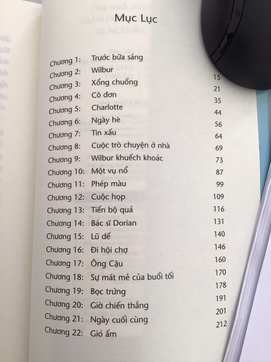 Cuốn sách khổ nhỏ, có bìa bọc ngoài. Có hình minh hoạ đen trắng. Sách thích hợp cho bé trên 6 tuổi, có thói quen đọc sách. Mình mua đọc cho hai bạn 3 tuổi và 7 tuổi.