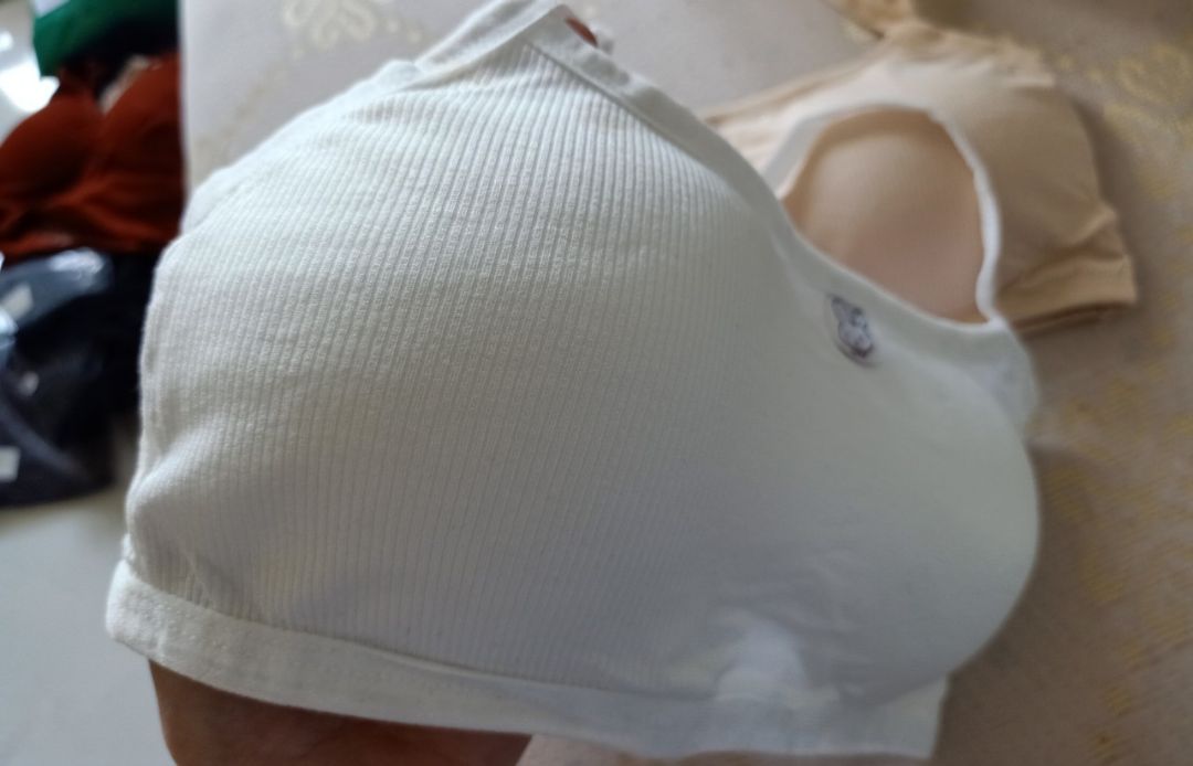 Tôi hài lòng về sản phẩm. Tôi nhận được 2 màu trắng, 1 màu da, 1 màu hồng, 1 màu xám. Áo dễ thương, giá khá rẻ. Bạn shiper rất dễ chịu dù nhà tôi trong hẻm tìm khó. Cảm ơn tiki sẽ ủng hộ.