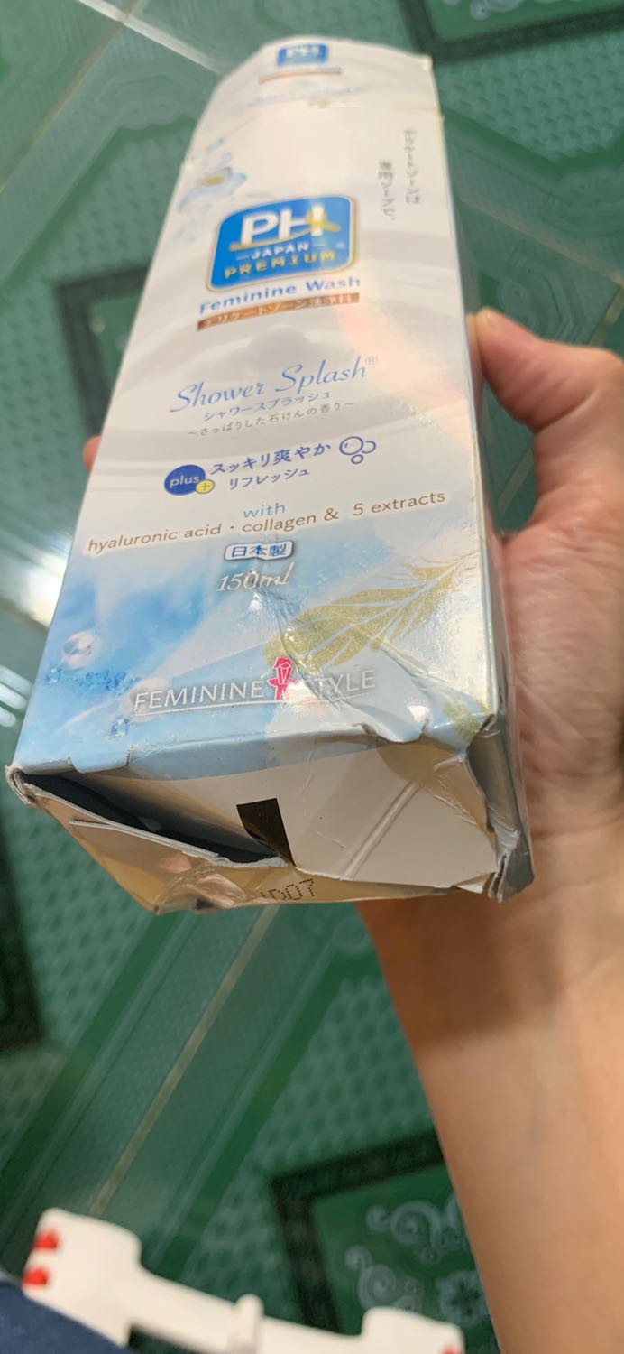 Hộp ngoài nhìn cũ và nát,