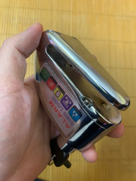 Khoá bị xước khá nhiều. Chưa sử dụng nhưng đã bị han rỉ. Không như quảng cáo