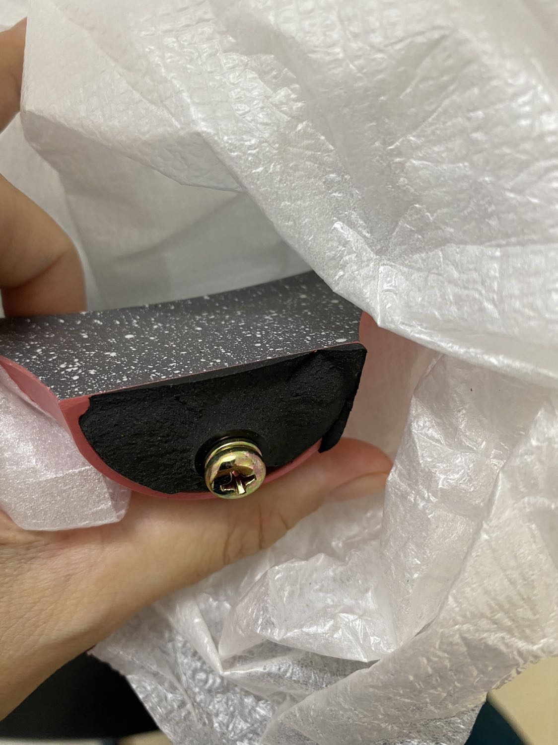 Sản phẩm giao tới đã bị gãy tay cầm. Không sử dụng được. Shop liên hệ đổi lại cái khác giùm nhé. Cảm ơn!