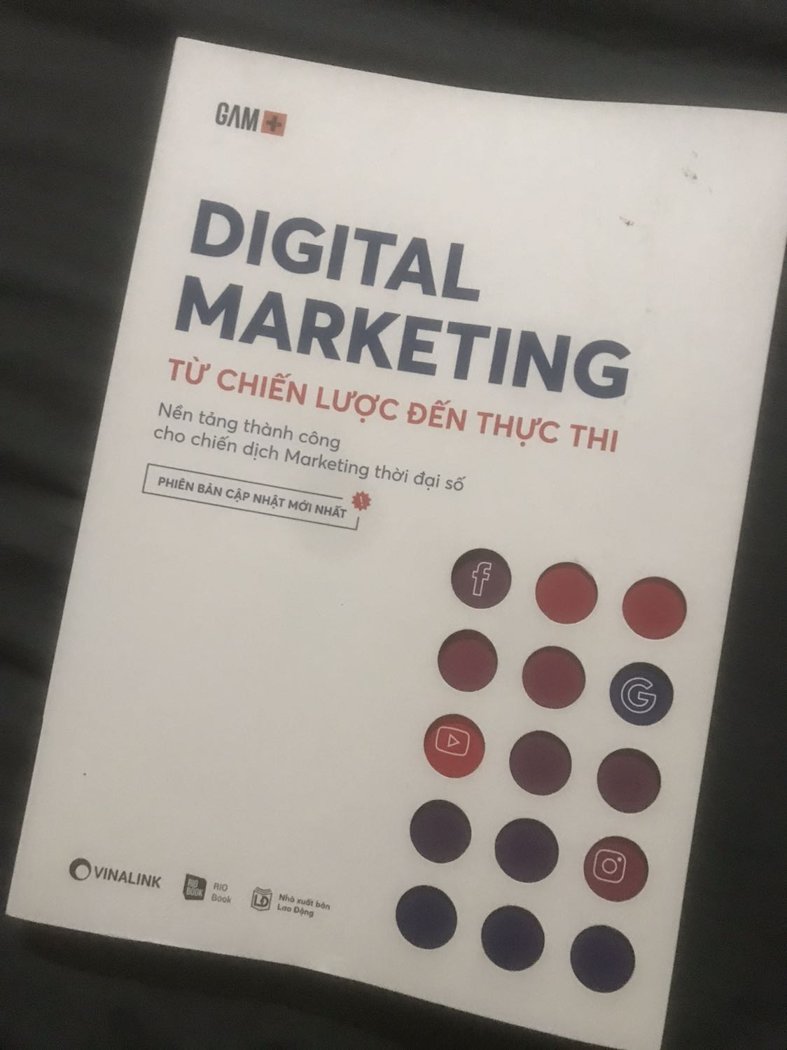 Mình đặt cuốn này vì thấy review nội dung tốt. Nhận sách đọc sơ 1 lượt thì thấy rất đáng mua nha, rất nhiều kiến thức hay về marketing cũng như ví dụ cụ thể cho người đọc dễ hiểu. Ngoài ra mình đánh giá 5 sao cho team thiết kế và minh hoạ cuốn sách này vì dù lý thuyết và thông tin nhiều nhưng đọc không bị chán, trình bày cụ thể rõ ràng và bắt mắt, quá ưng luôn. 
Trước giờ mình ít đặt sách online do thích đi mày mò trong nhà sách hơn nhưng do dịch nên đặt thử trên tiki. Tiki giao hàng cũng tương đối nhanh (mình đặt 2 đơn ngày 1/10, giao từ ĐNang về HCM nhận ngày 5/10, còn 1 đơn chưa nhận đc). Mọi thứ quá ổn áp nhưng xin phép chỉ cho 4 sao do sách nhìn hơi cũ, bìa sách dính vết dơ chùi mãi không hết, sách bị cong và đáy sách hơi nhăn. Mình quý sách nên nhìn vậy xót thôi ạ. 
Cảm ơn Tiki nhé :)