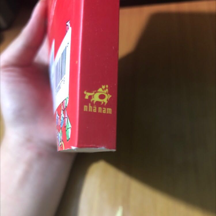 Giao hàng khá là nhanh, nhưng mà đóng gói khá sơ sài chỉ có một cái hộp để bỏ sách vào thôi, sách mình chưa đọc nên không biết nội dung có ok ko