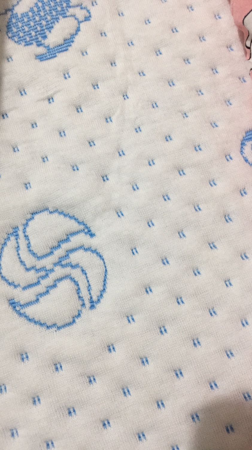 Mình đã mua thảm Vietmat để sử dụng cho bé ở rất nhiều nơi như siêu thị, con cưng, và 1 shop khác trên tiki, tất cả mình rất hài lòng, vải rất êm, mềm, mát, bé nằm rất thích. Nhưng lần này mình ko hài lòng tý nào, mặt dù có gắn tem Vietmat nhưng mình thấy giống như hàng nhái, vải thô, sờ nhám tay cả 2 mặt, mặt sau nhìn thấy luôn lớp chống thấm bên trong luôn. Do tin tưởng hàng sẽ đẹp nên khi người nhà nhận hàng mình ko kiểm tra lại mà nhờ giặc dùm luôn nên ko đổi lại. Rút kinh nghiệm lần sau phải ktra trước