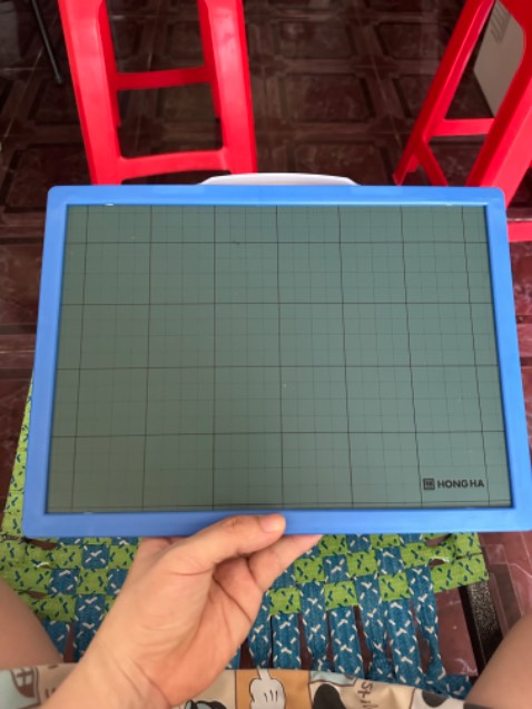 Bảng con dùng cho lớp 1 và lớp 2 nhé cả nhà, có 2 mặt, 1 mặt dùng phấn, 1 mặt dùng bút lông, rất hài lòng.