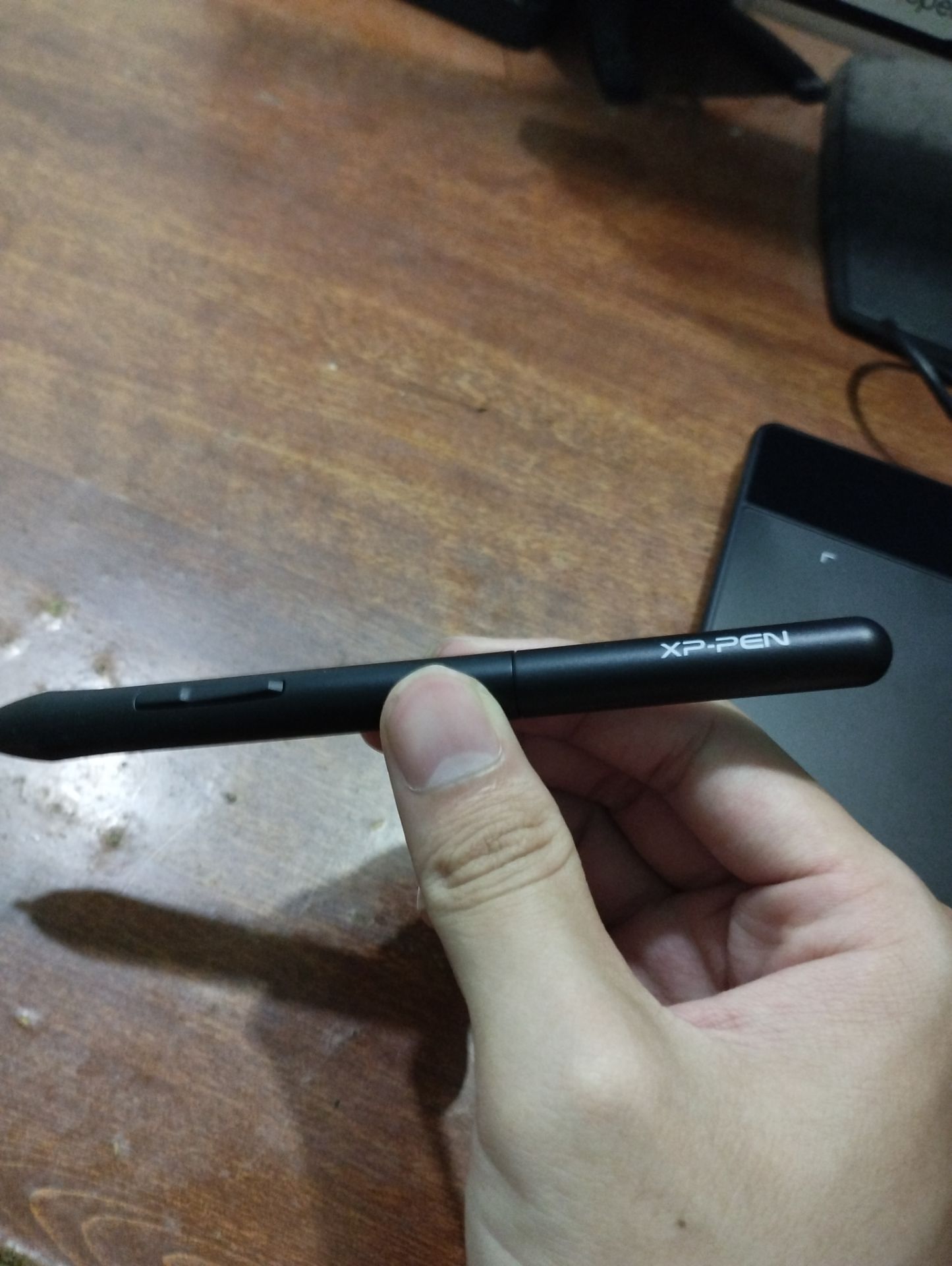 sản phẩm đẹp, hỗ trợ nhiều nền tảng. Mình khá băn khoăn về khoản bảo hành và thiết bị hỗ trợ vì mình có sử dụng trên linux để làm việc.
Ưu điểm: đẹp, nhỏ gọn, dễ thao tác, nhạy, hỗ trợ nhiều thiết bị,...
Nhược điểm: Không có đế đặt bút, bút viết xong không biết bỏ đâu cho gọn, không sợ rơi. 
Đánh giá chung: rẻ, xứng đáng với tầm giá, đáng mua.