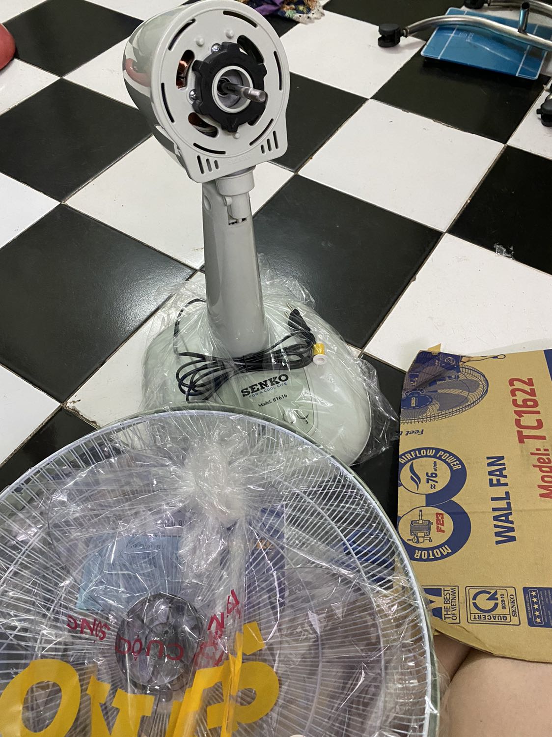 Cổ quạt hay tự kéo lên hơi lạ so với bt, tuy cũng ko quá bất tiện. Quạt chạy êm, rất mát. Đóng gói kĩ lưỡng, chắc chắn. Giao hàng nhanh hơn dự kiến.