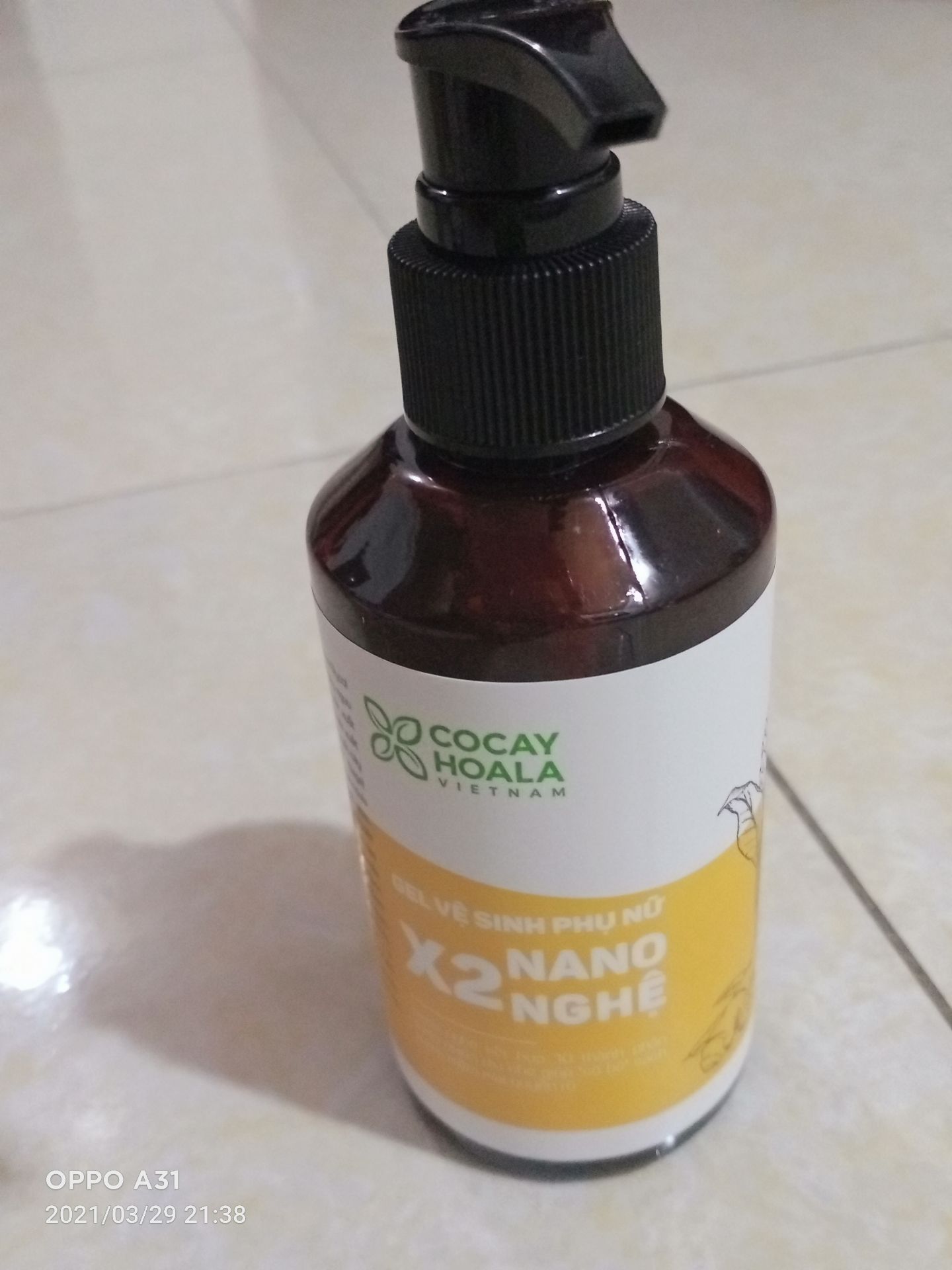 đây là lọ thứ hai rồi.từ khi biết đến dung dịch vệ sinhX2 Nano nghệ  là không màng đến các SP khác nữa.dung dịch có mùi thơm nhẹ dịu ,dùng lọ đầu tiên giảm ngứa sau một tuần sử dụng.so với các SP khác giá thành có hơi cao nhưng bù lại dung dịch đặc sệt,mỗi lần chỉ cần dùng một lượng nhỏ như hạt bắp nên rất tiết kiệm.lần mua này lại có thêm quà nhỏ nhỏ xinh xinh thích quá ??