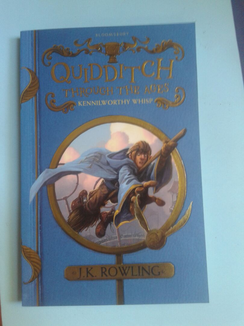 Sách đẹp, bìa là giấy cứng và chắc chắn, giấy hơi ngả vàng. Tuy nhiên điểm trừ là sách bị móp ở phần mép, dù đã có rất nhiều phản hồi nhưng Tiki không chú trọng khâu đóng hàng. Với những đơn hàng sách nên bọc một lớp nilong bên ngoài sách để tránh rách, nhăn,.....