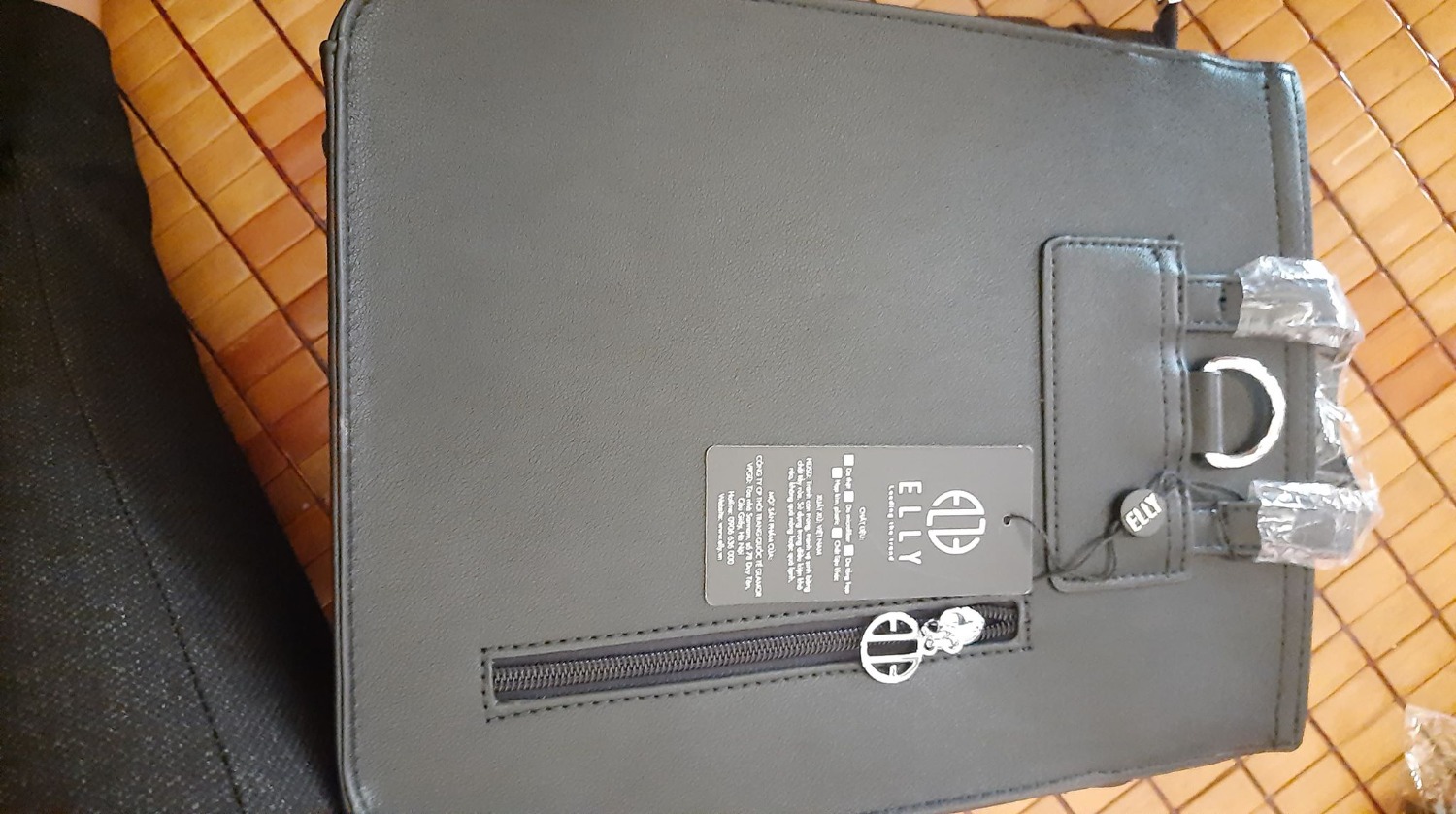 Hàng đẹp, da mềm, form ổn, shop có nhét thêm giấy để giữ form balo, hơi có mùi da mới. Mua hàng vừa được giảm giá vừa được voucher nên mình rất ưng ý. Thích balo này lắm luôn ý, vừa đeo chéo vừa đeo sau lưng đc.