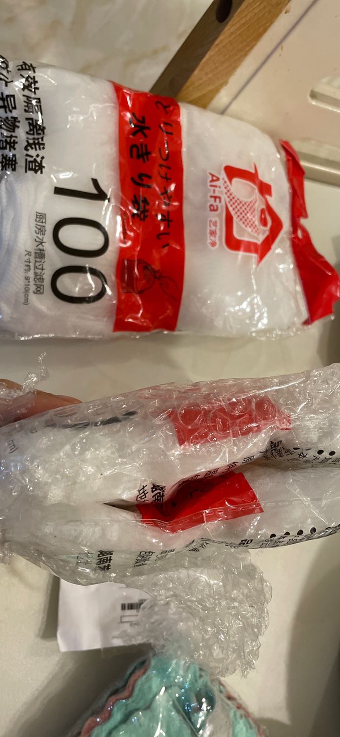 Giao kg đúng mẫu đã đăng bán . Tôi đã từng mua mẫu như hình đăng , nên tôi mua combo nầy . Nhưng giao loại khác , sp rất mỏng manh , miệng thun quá nha o kg giữ được miệng rổ lọc rác của bồn rửa chén .