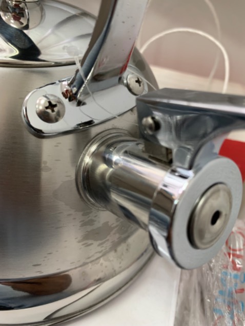 Mới nhận hàng, chưa sử dụng nên chưa biết chất lượng ntn, nhưng khi nhận hàng ấm bị các vết như thế này.