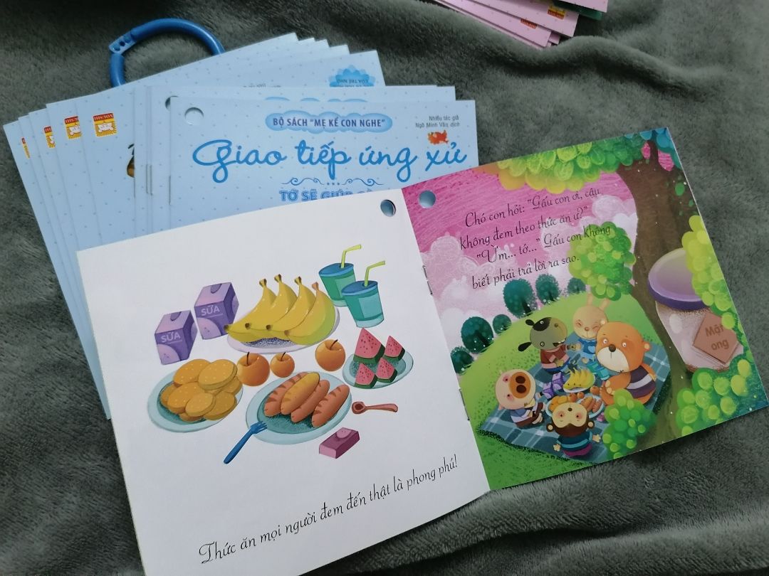 Sách đẹp, màu sắc tươi sáng, hình vẽ dễ thương,  nhiều câu truỵên đa dạng khác nhau. 1 bộ có nhiều cuốn nhỏ kèm móc tròn giữ sách. Nhưng mà móc nhựa cứng khá dễ gãy.