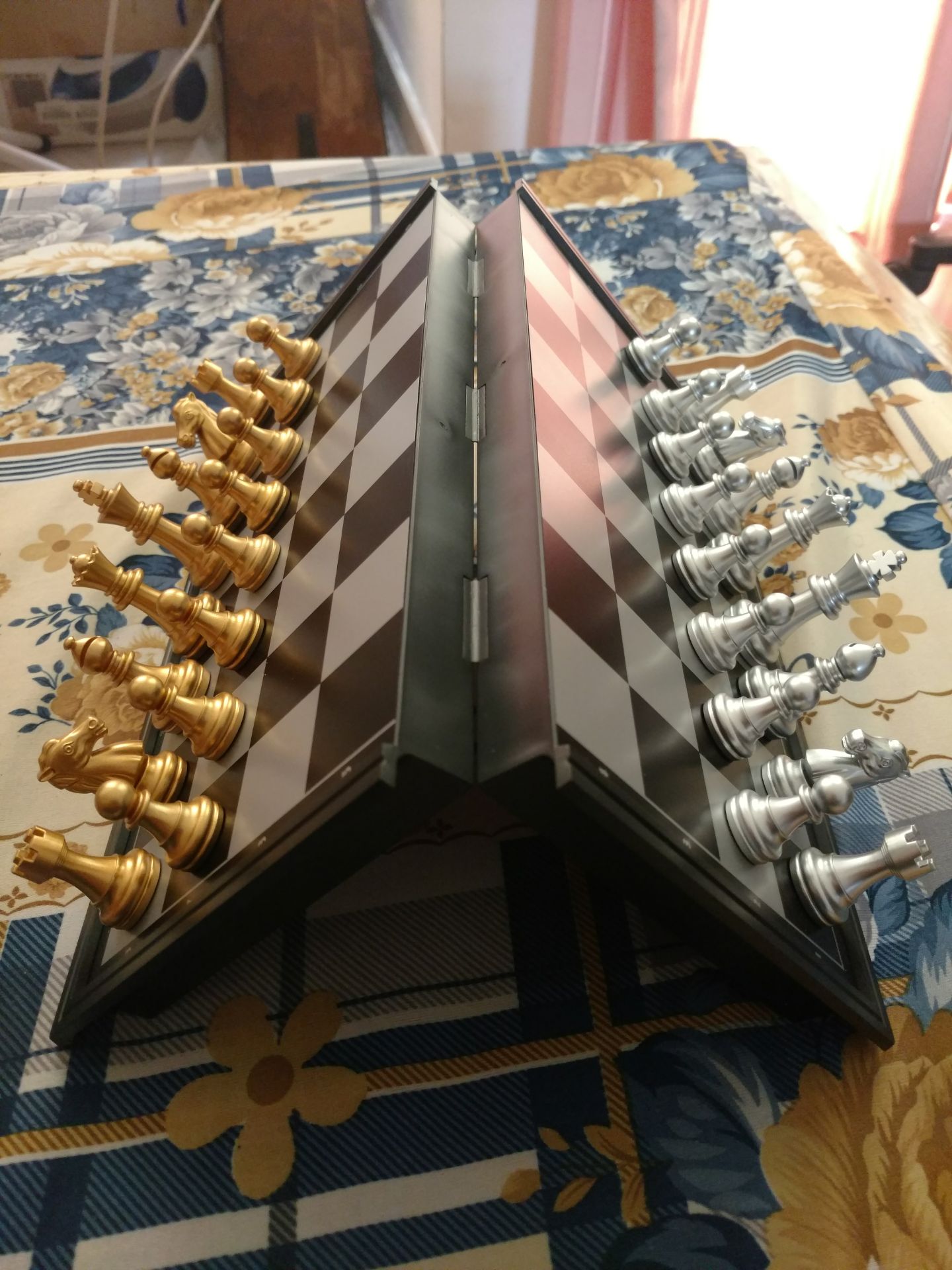 bộ cờ bằng nhựa nhưng nước sơn khá tốt, chi tiết ổn. Quân cờ tuy nhẹ nhưng cầm chắc tay, không thấy rõ mối ghép khuôn nhựa trên quân cờ. Lực hít vừa phải
Viền bàn cờ khá mong manh, cần hạn chế rơi rớt
Quân ngựa trông hơi *** 1 tý :)