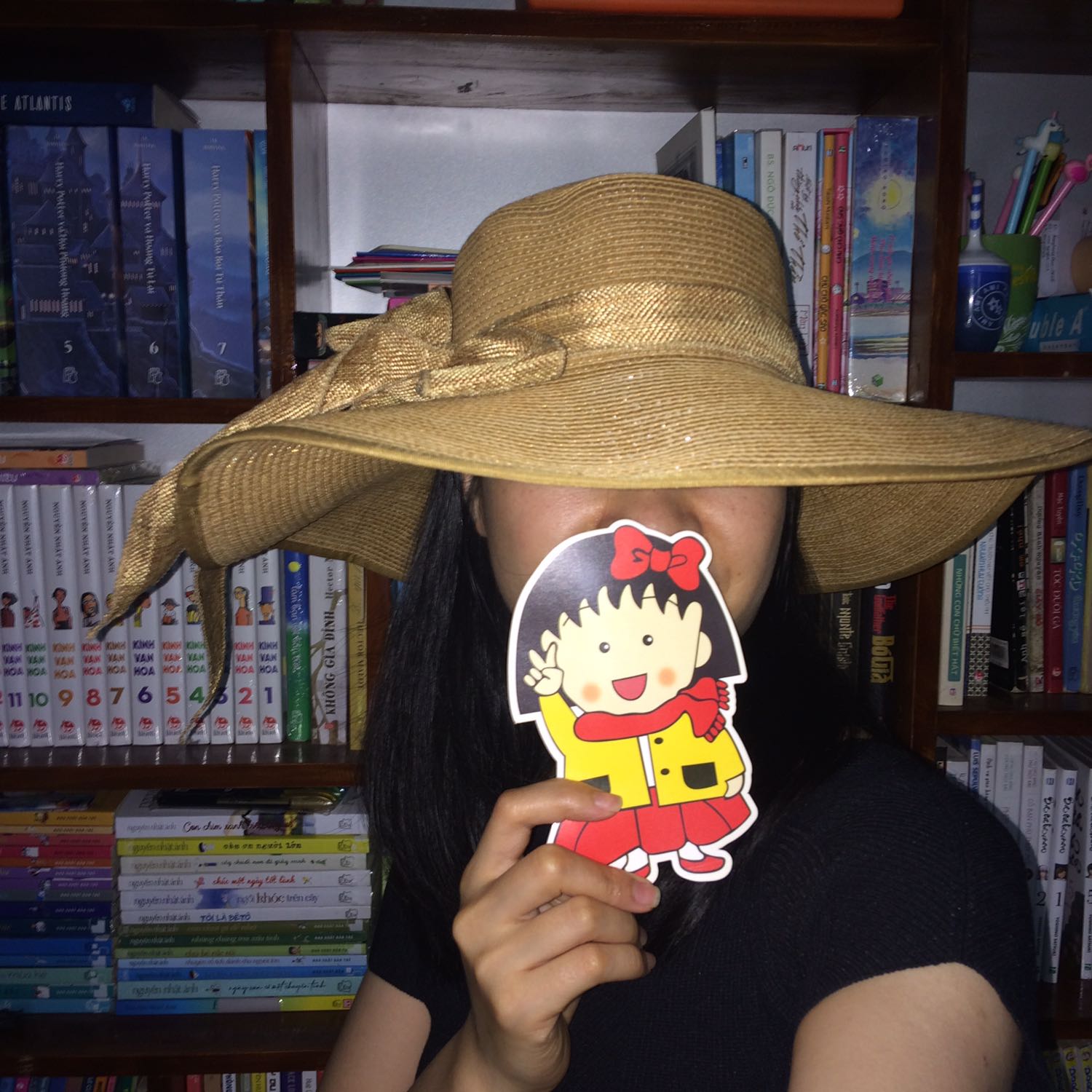 Mùa hè đến rồi thì mua gì nào ? Mua mũ chứ sao . Chuẩn mũ cói, vừa đầu nha, màu sắp đẹp . Mỗi khâu đóng gói là sơ xài nha. Cho vào túi nilon , Làm mũ bị gập vết nên tạm 4 sao !