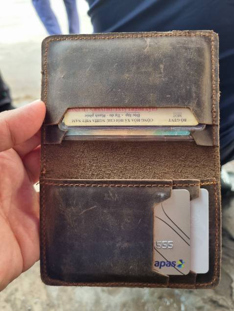 Ví nam, form nhỏ vừa tay.
Để vừa xinh 2 BLX + 1 CCCD + 3-4 thẻ ATM (không bị phồng ví) , vẫn có thể đựng thêm 1 ít tiền hoặc cardvisit !